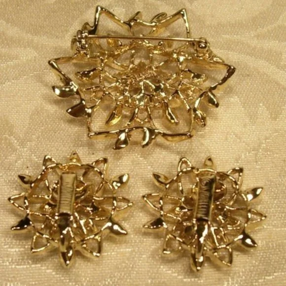Sarah Coventry Gold Floral Brooch Set - Picture 3 of 3
